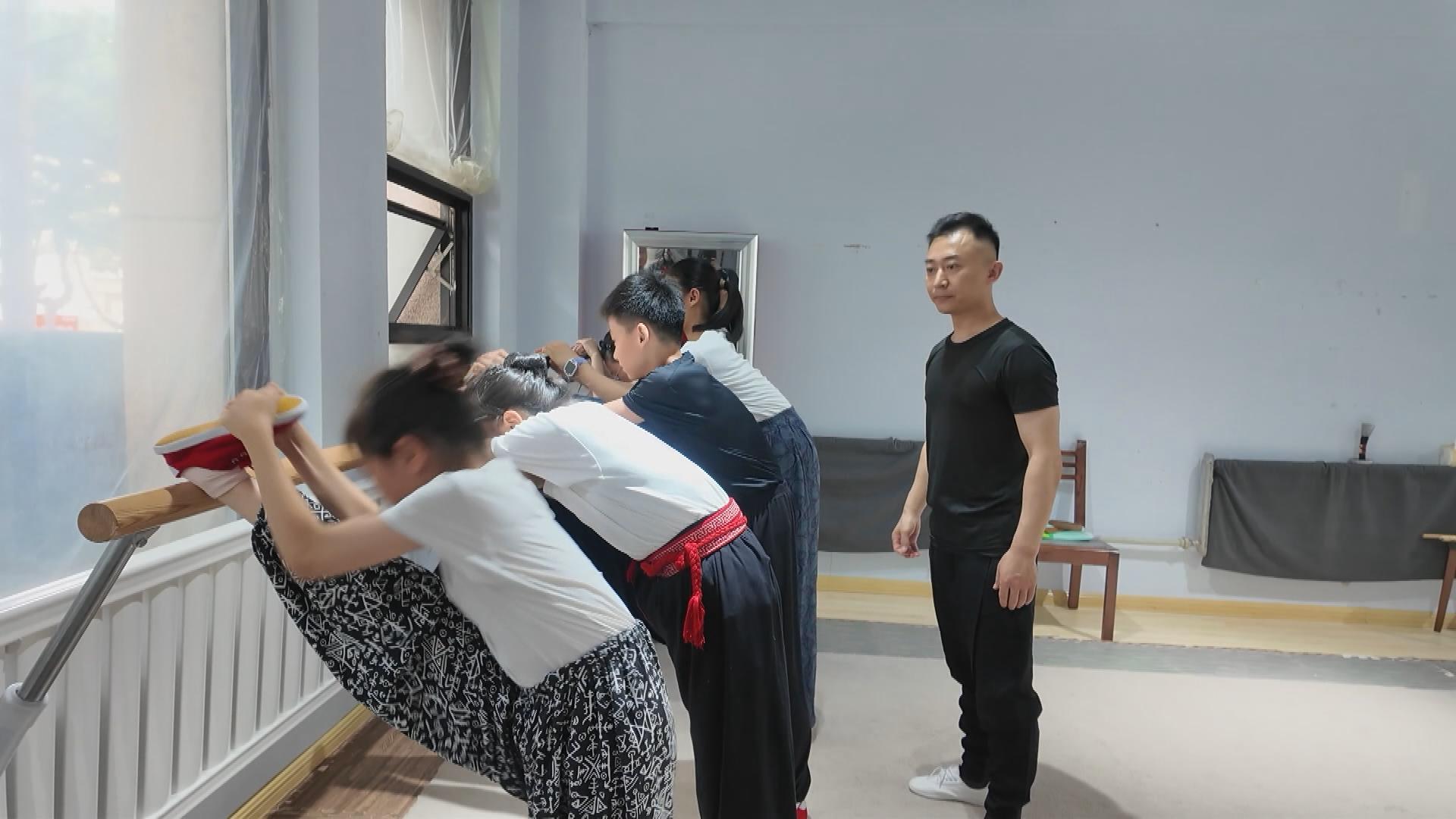 Picture_J.JL.OPERA.0724-HOLD_001.jpg